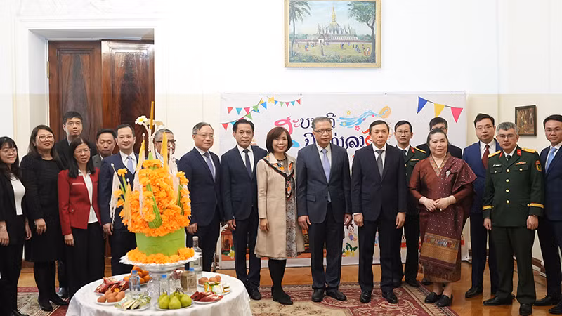 Đại sứ, cán bộ, nhân viên hai Đại sứ quán chụp ảnh lưu niệm.