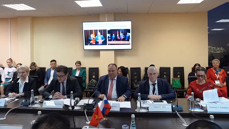 Đại diện các trường đại học kinh tế của Nga tham gia thảo luận tại Phiên họp. (Ảnh: XUÂN HƯNG)