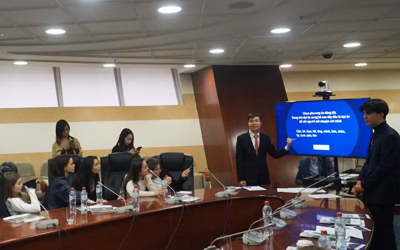 Sinh viên Nga học tiếng Việt tham gia chương trình đố vui tìm hiểu về Việt Nam. (Ảnh: Xuân Hưng)
