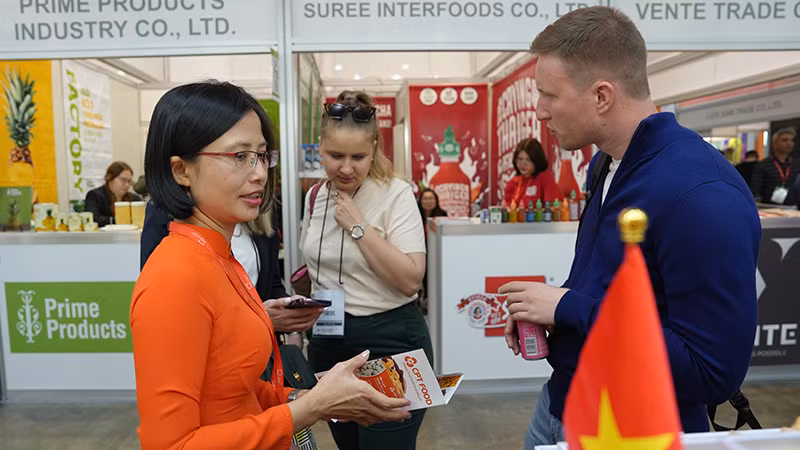 Trao đổi cơ hội hợp tác tại Worldfood Moscow 2024. (Ảnh: XUÂN HƯNG)