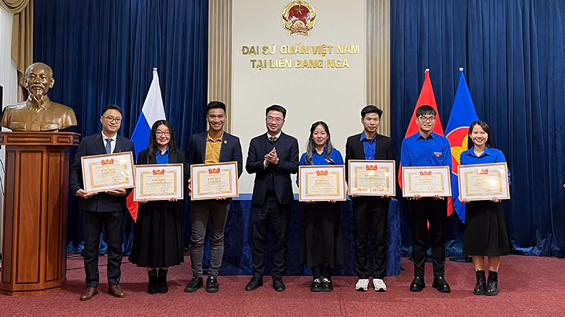 Trao Bằng khen tặng các cá nhân xuất sắc trong phong trào đoàn tại Liên bang Nga. (Ảnh: XUÂN HƯNG)