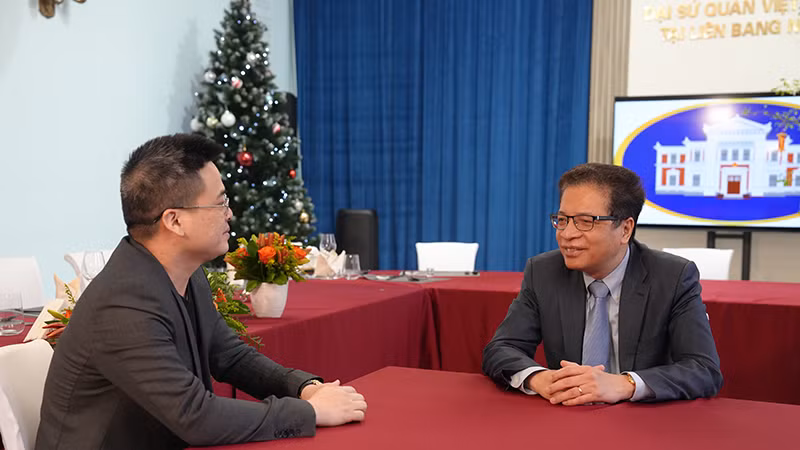 Đại sứ Việt Nam tại Liên bang Nga Đặng Minh Khôi trả lời phỏng vấn phóng viên Báo Nhân Dân thường trú tại Nga. (Ảnh: NGUYỄN HOÀNG)