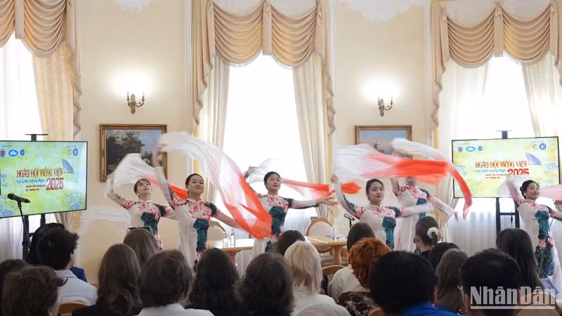 Chương trình biểu diễn của sinh viên Việt Nam tại lễ khai mạc Ngày hội tiếng Việt. (Ảnh: XUÂN HƯNG)