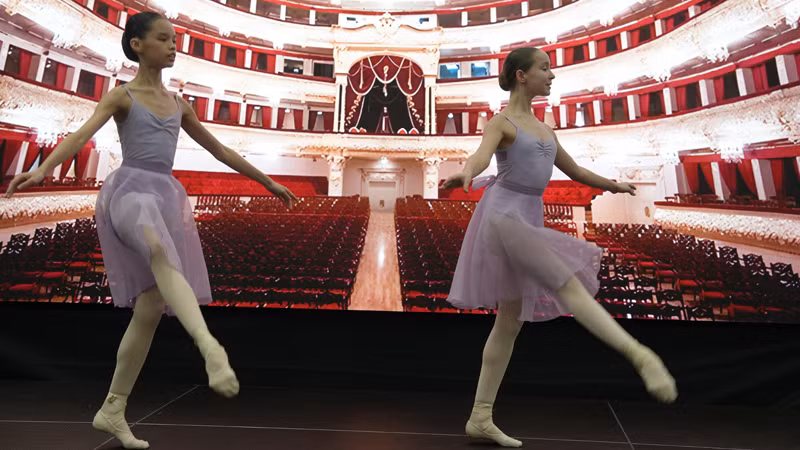 Con em cộng đồng và bạn Nga múa bale trong chương trình Tết cộng đồng Xuân Ất Tỵ. (Ảnh: XUÂN HƯNG)