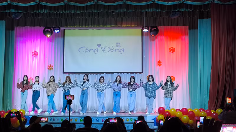 Nhóm múa con em cộng đồng người Việt tại Kazan biểu diễn. (Ảnh: NGỌC DIỆP)