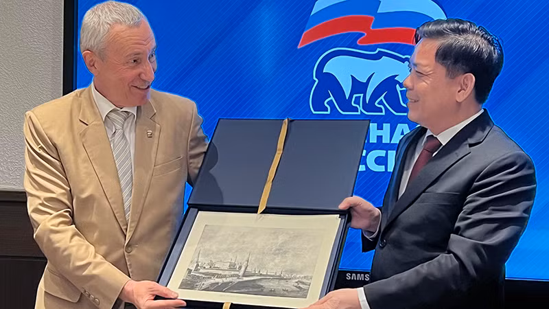 Đại diện lãnh đạo Đảng nước Nga Thống Nhất tặng Bí thư Đảng ủy Khối các cơ quan Trung ương Nguyễn Văn Thể quà lưu niệm. (Ảnh: Xuân Hưng)