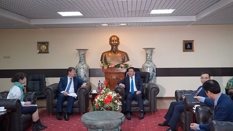 Bộ trưởng Nguyễn Hồng Diên tiếp Thứ trưởng Phát triển kinh tế Liên bang Nga Vladimir Ilyichev. (Ảnh: XUÂN HƯNG)