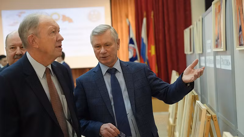 Giáo sư Vladimir Buyanov, Chủ tịch Hội hữu nghị Nga-Việt giới thiệu với cựu Đại sứ Nga tại Việt Nam Andrey Tatarinov những bức tranh vẽ về Việt Nam. (Ảnh: XUÂN HƯNG)