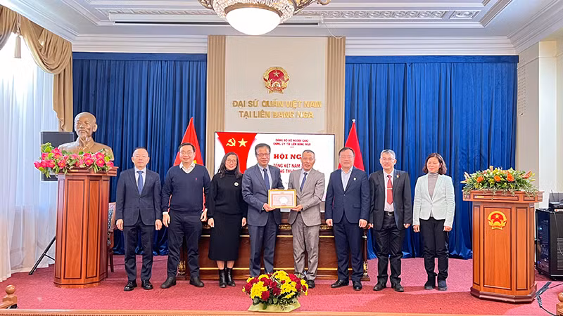 Trao tặng Giấy khen tập thể tại lễ kỷ niệm. (Ảnh: XUÂN HƯNG)