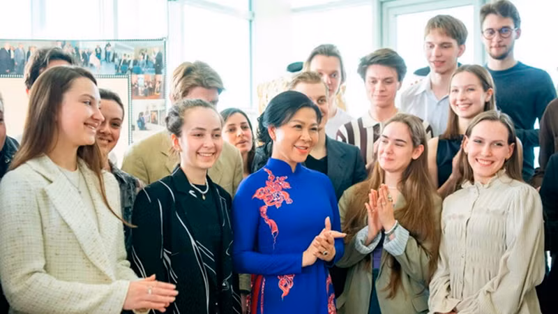 Phu nhân Ngô Phương Ly thăm trường Đại học Điện ảnh Quốc gia Nga S.A. Gerasimov. (Ảnh: TTXVN)