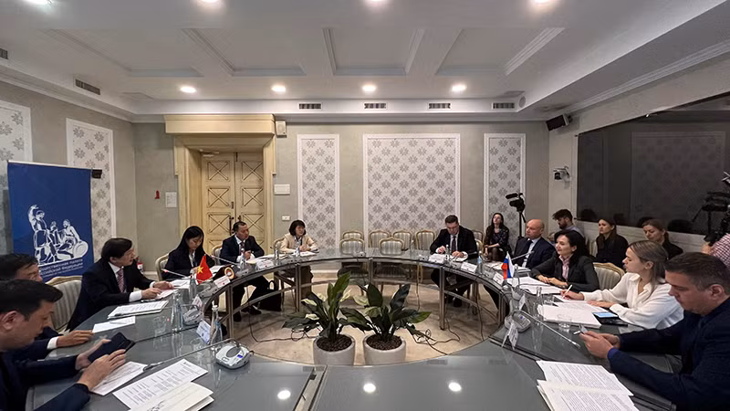 Đoàn đại biểu Ủy ban Trung ương Tổ quốc Việt Nam gặp, làm việc với Viện Xã hội Liên bang Nga. (Ảnh: XUÂN HƯNG)