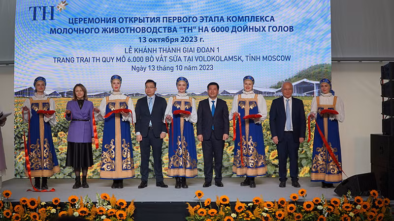 Lễ cắt băng khánh thành giai đoạn 1 trang trại bò vắt sữa quy mô lớn của TH tại Liên bang Nga. (Ảnh: XUÂN HƯNG)