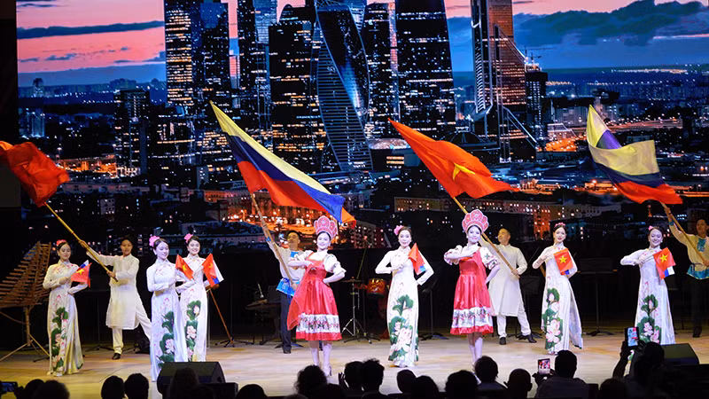 Các nghệ sĩ Việt Nam biểu diễn tại lễ khai mạc Những ngày Văn hóa Việt Nam tại Liên bang Nga năm 2024. (Ảnh: XUÂN HƯNG) Các nghệ sĩ Việt Nam biểu diễn tại lễ khai mạc Những ngày Văn hóa Việt Nam tại Liên bang Nga năm 2024. (Ảnh: XUÂN HƯNG)