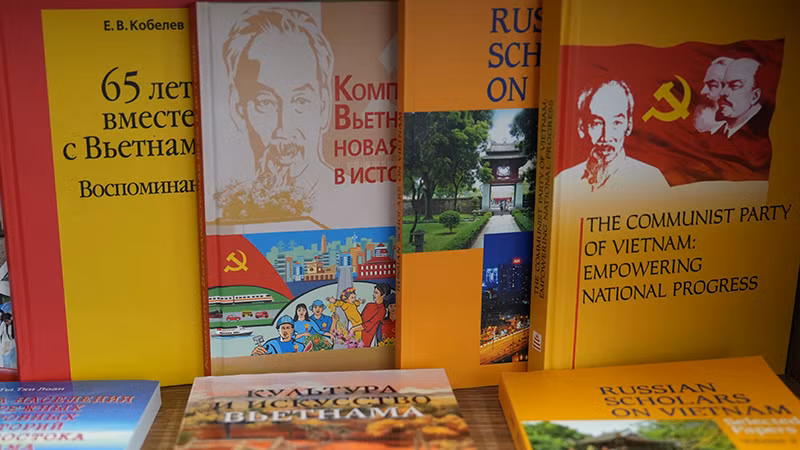 Tại Phòng Việt Nam trưng bày nhiều tài liệu, sách quý giúp độc giả có thể tìm hiểu về lịch sử, đất nước, con người Việt Nam. (Ảnh: XUÂN HƯNG)