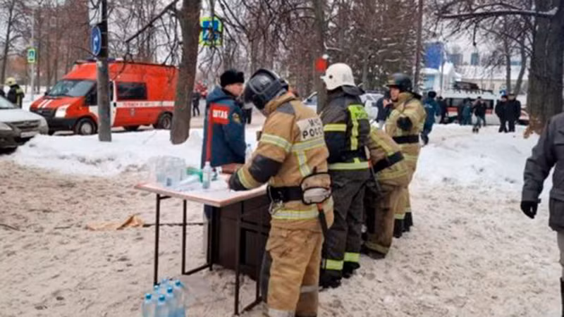 Lực lượng cứu hỏa nhanh chóng tới hiện trường sơ tán người dân. (Ảnh: TASS)