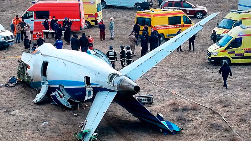 Hiện trường vụ rơi máy bay tại Kazakhstan. (Ảnh: AP/TASS)