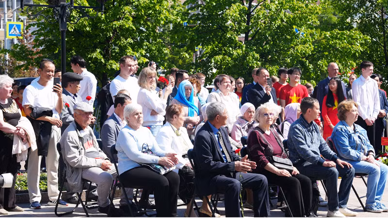Bạn bè Nga tham dự lễ kỷ niệm. (Ảnh: XUÂN HƯNG) Bạn bè Nga tham dự lễ kỷ niệm. (Ảnh: XUÂN HƯNG)