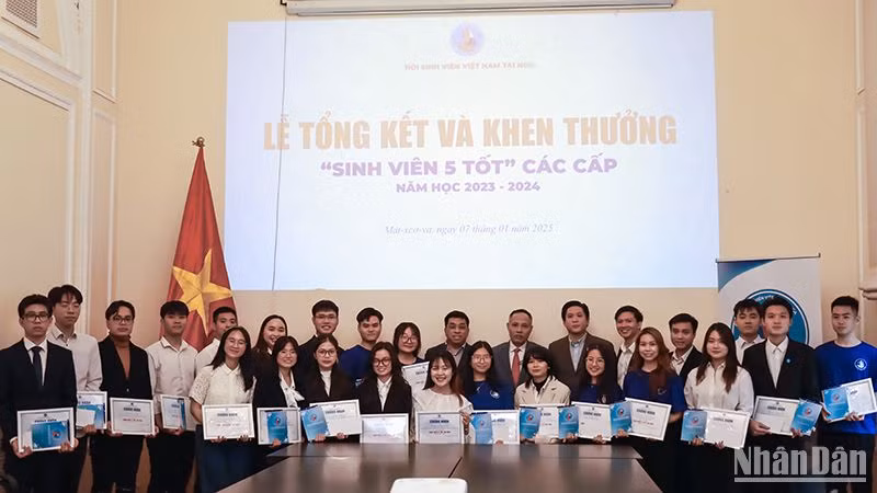 Tuyên dương sinh viên đạt danh hiệu “Sinh viên 5 tốt” năm 2024 tại Nga.