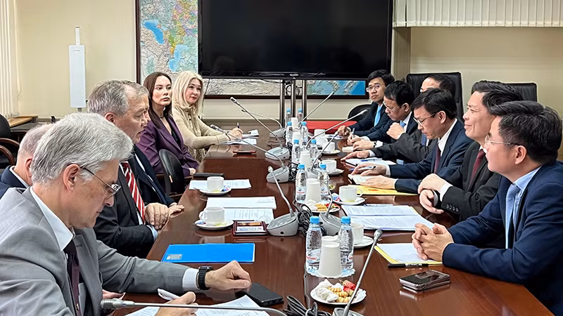 Cuộc gặp, làm việc với đại diện lãnh đạo Đảng Cộng sản Liên bang Nga. (Ảnh: Xuân Hưng)