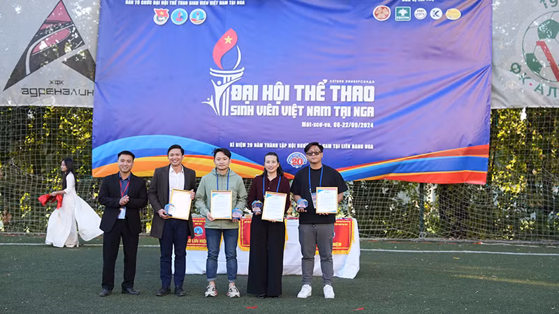 Đại diện Ban tổ chức trao kỷ niệm chương tặng tập thể và cá nhân có nhiều đóng góp vào thành công của Đại hội.