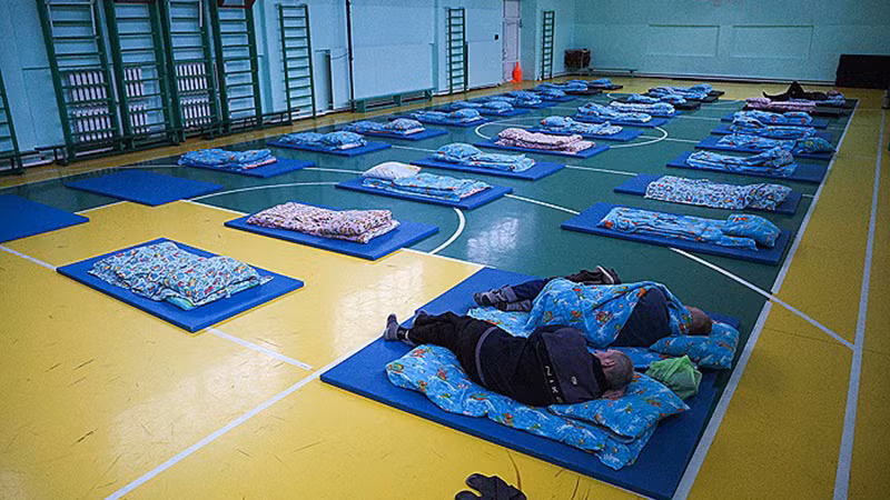 Người dân trong vùng ngập lụt đã được sơ tán tới Trung tâm lưu trú tạm thời. (Ảnh: TASS)