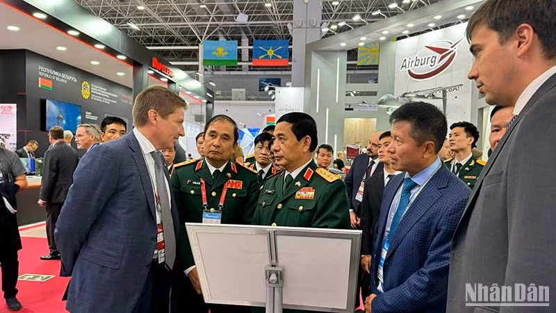 Đại tướng Phan Văn Giang tham quan các gian hàng tại ARMY-2024.