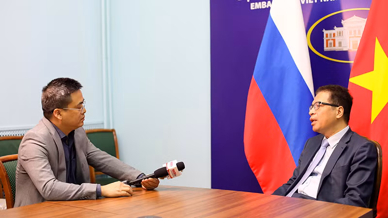 Đại sứ Việt nam tại Liên bang Nga trả lời phỏng vấn phóng viên Báo Nhân dân thường trú tại Nga. (Ảnh: NGUYỄN HOÀNG)