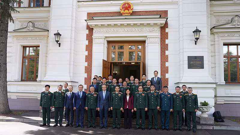 Đại tướng Phan Văn Giang và các đại biểu chụp ảnh lưu niệm tại Đại sứ quán Việt Nam tại Liên bang Nga. (Ảnh: XUÂN HƯNG)