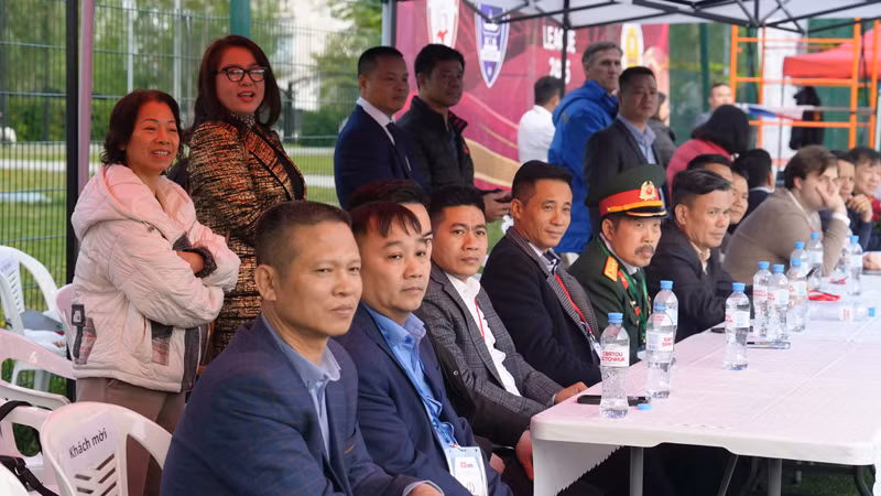 Đại diện các hội, đoàn người Việt Nam tại Nga tham dự Lễ khai mạc Giải bóng đá người Việt Chợ Sadovod 2025.