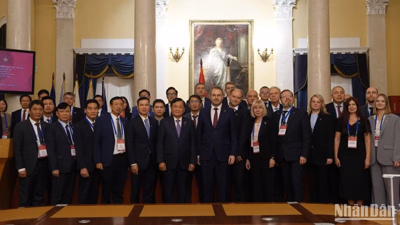 Các đại biểu chụp ảnh lưu niệm. (Ảnh: XUÂN HƯNG)