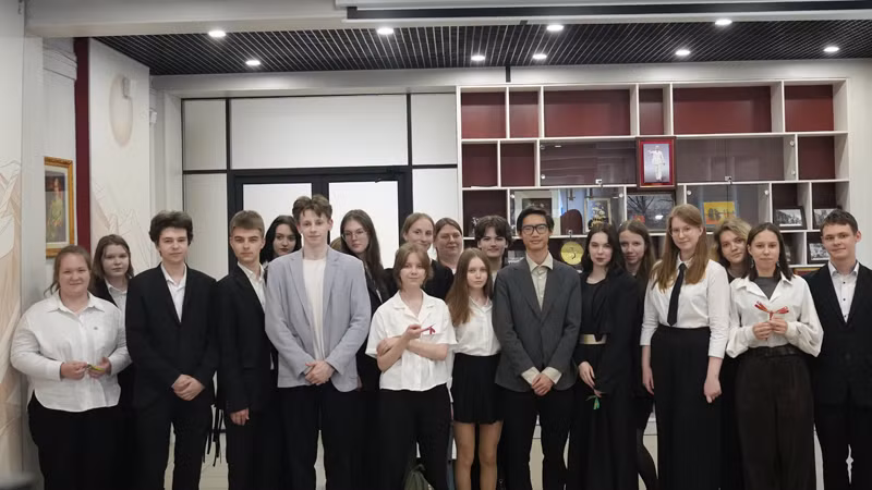 Các em học sinh tham gia lớp học tìm hiểu về thân thế, sự nghiệp của Chủ tịch Hồ Chí Minh. (Ảnh: XUÂN HƯNG)