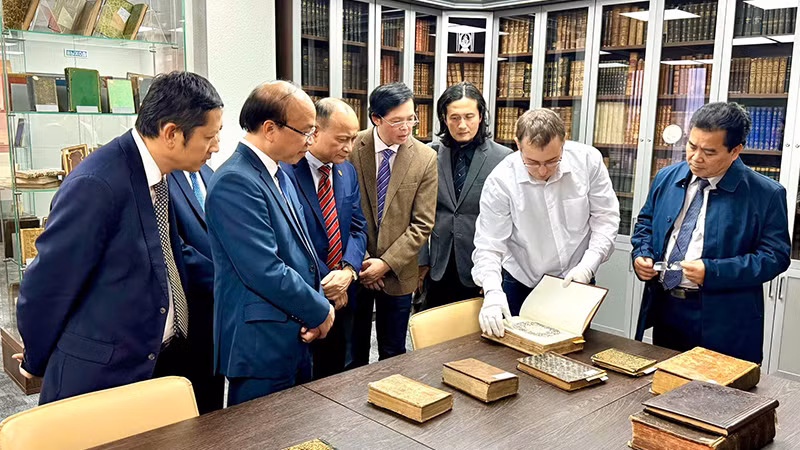 Đoàn công tác thăm Thư viện sách quý của Học viện Tổng thống.