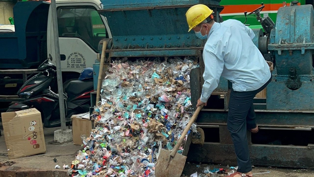 Lực lượng chức năng kiểm tra, giám sát hàng hóa bị tiêu hủy. (Ảnh: Cục Quản lý thị trường Thành phố Hồ Chí Minh)