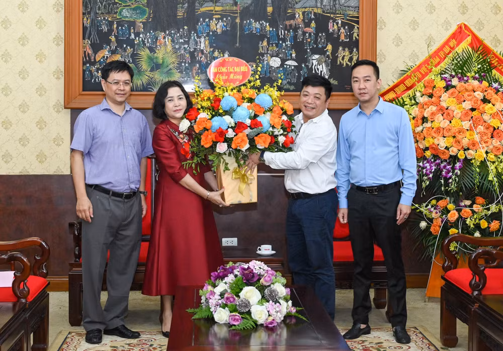 Đồng chí Nguyễn Thị Thanh chúc mừng Báo Nhân Dân nhân dịp 21/6. (Ảnh: DUY LINH)