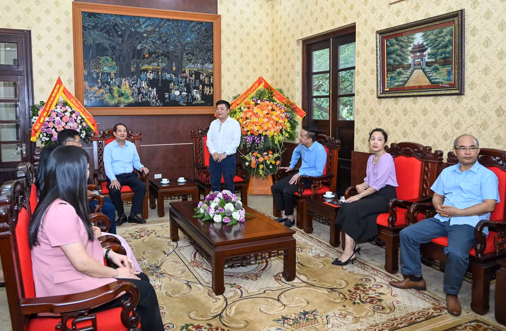 Phó Tổng Biên tập Quế Đình Nguyên cảm ơn tình cảm quý báu Đoàn đại biểu tỉnh Ninh Bình dành cho Báo Nhân Dân. (Ảnh: DUY LINH)