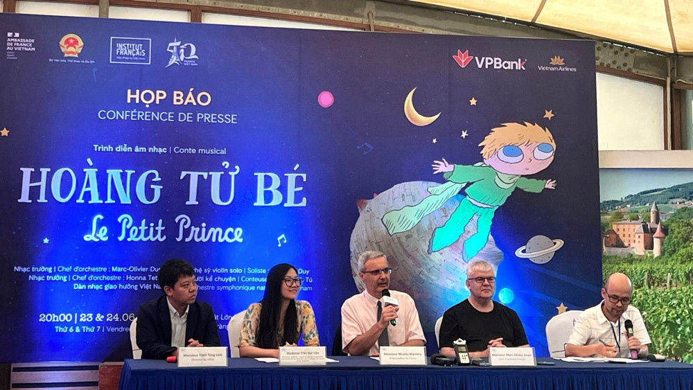 Đại sứ Pháp tại Việt Nam Nicholas Warnery chia sẻ các thông tin về chương trình biểu diễn “Hoàng tử bé”.