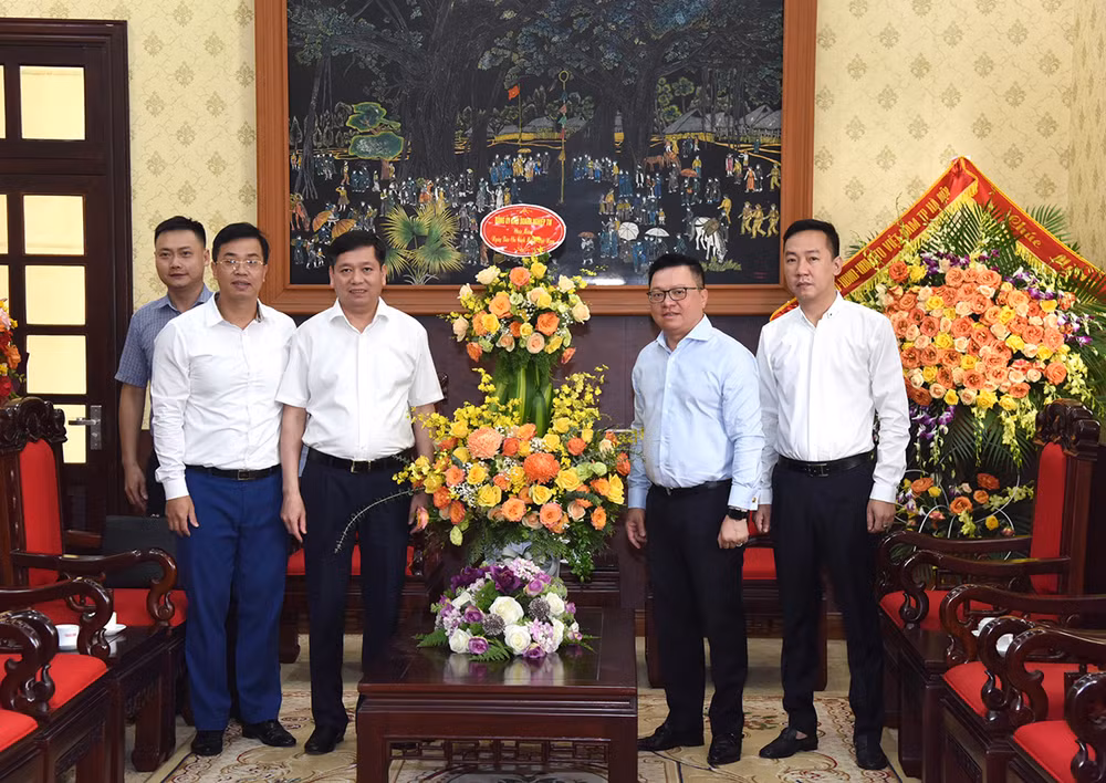 Tổng Biên tập Lê Quốc Minh tiếp đồng chí Nguyễn Long Hải, Ủy viên dự khuyết Trung ương Đảng, Bí thư Đảng ủy Khối Doanh nghiệp Trung ương. (Ảnh: Trần Hải)