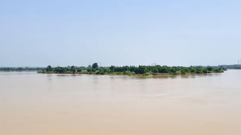 Chiếc thuyền bị đắm trên sông Niger hôm 13/6. (Nguồn: The Guardian)