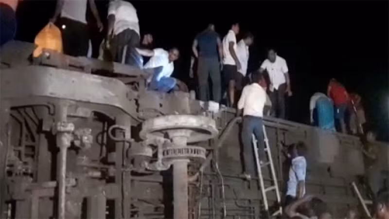 Hiện trường toa tàu bị lật tại thành phố Balasore, bang Odisha, Ấn Độ, ngày 2/6/2023. (Ảnh: ANI)