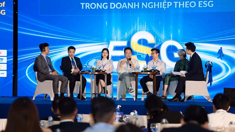 Các chuyên gia, đại diện doanh nghiệp chia sẻ thông tin tại phiên thảo luận.