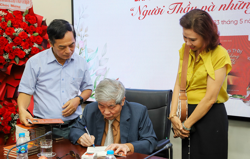 Giáo sư Hà Minh Đức ký tặng cuốn sách mới “Người thầy và những trang sách”. Đây là cuốn sách thứ 107 của ông được xuất bản. Giáo sư Hà Minh Đức ký tặng cuốn sách mới “Người thầy và những trang sách”. Đây là cuốn sách thứ 107 của ông được xuất bản.