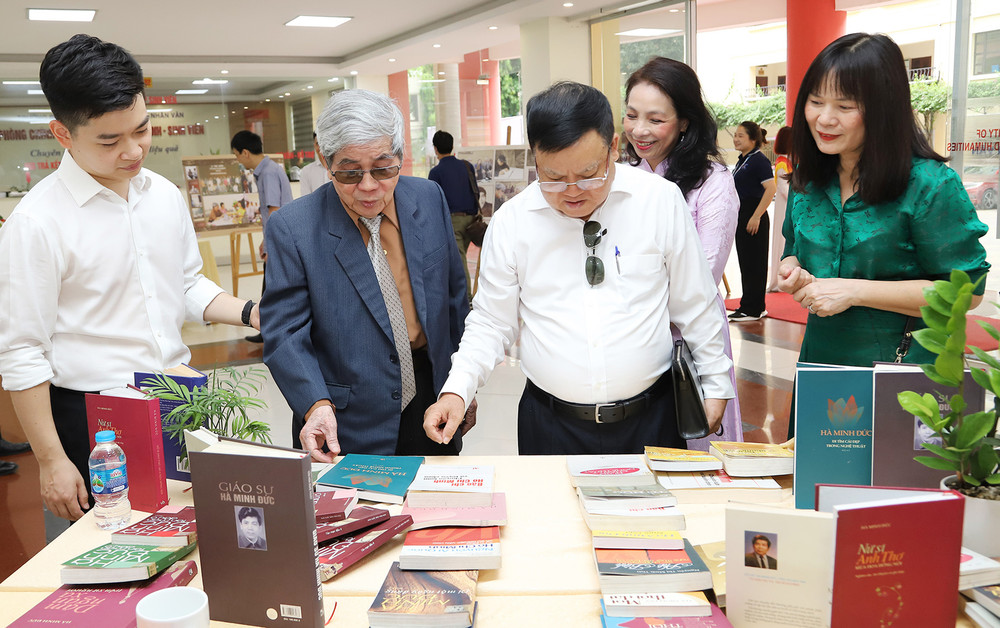 Giáo sư Hà Minh Đức và các học trò cũ bên những tác phẩm của ông từng ra mắt. Giáo sư Hà Minh Đức và các học trò cũ bên những tác phẩm của ông từng ra mắt.