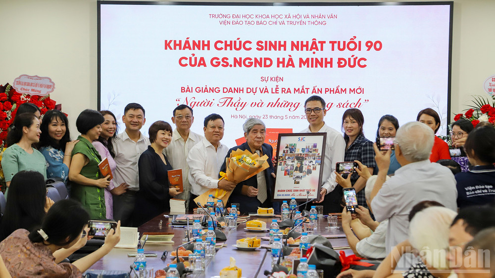 Giáo sư, Nhà giáo Nhân dân Hà Minh Đức là một người thầy mẫu mực, một nhà giáo tận tụy và một học giả lớn có ảnh hưởng sâu rộng trong đời sống học thuật và văn hóa nước nhà. Ông được coi là một trong những cây đại thụ của nền khoa học xã hội và nhân văn Việt Nam. Các thế hệ học trò cũ của Giáo sư chúc mừng ông trong sự kiện đặc biệt này. Giáo sư, Nhà giáo Nhân dân Hà Minh Đức là một người thầy mẫu mực, một nhà giáo tận tụy và một học giả lớn có ảnh hưởng sâu rộng trong đời sống học thuật và văn hóa nước nhà. Ông được coi là một trong những cây đại thụ của nền khoa học xã hội và nhân văn Việt Nam. Các thế hệ học trò cũ của Giáo sư chúc mừng ông trong sự kiện đặc biệt này.