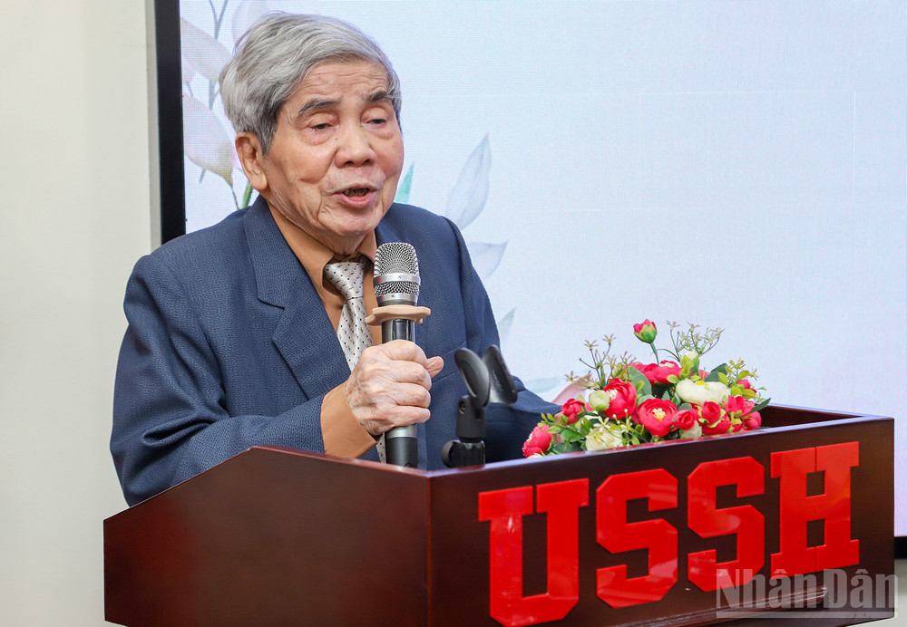 Giáo sư Hà Minh Đức chia sẻ về hành trình nghiên cứu và giảng dạy của mình tại sự kiện. Giáo sư Hà Minh Đức chia sẻ về hành trình nghiên cứu và giảng dạy của mình tại sự kiện.