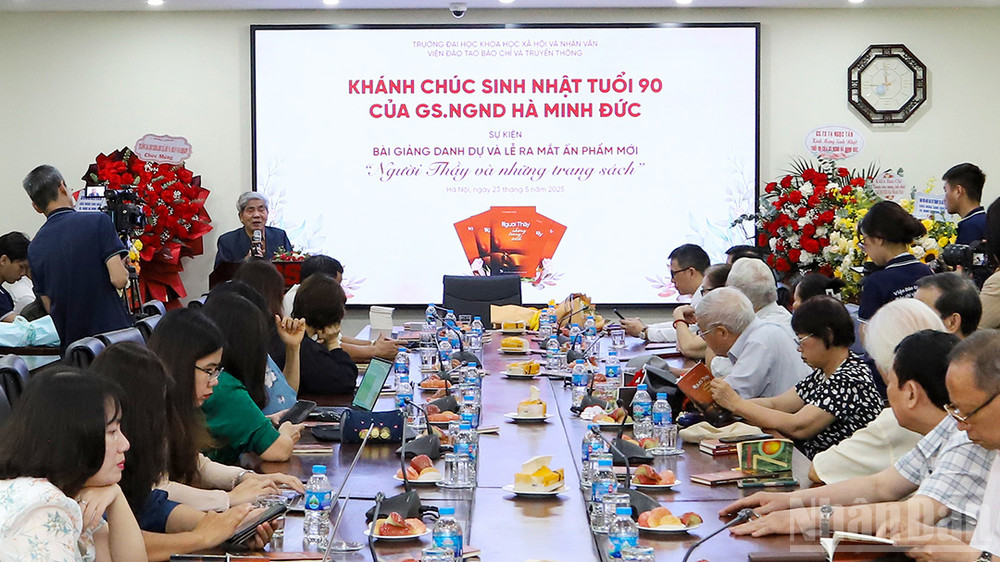 Giáo sư Hà Minh Đức cảm ơn những tình cảm ấm áp của nhiều thế hệ học trò. Giáo sư Hà Minh Đức cảm ơn những tình cảm ấm áp của nhiều thế hệ học trò.