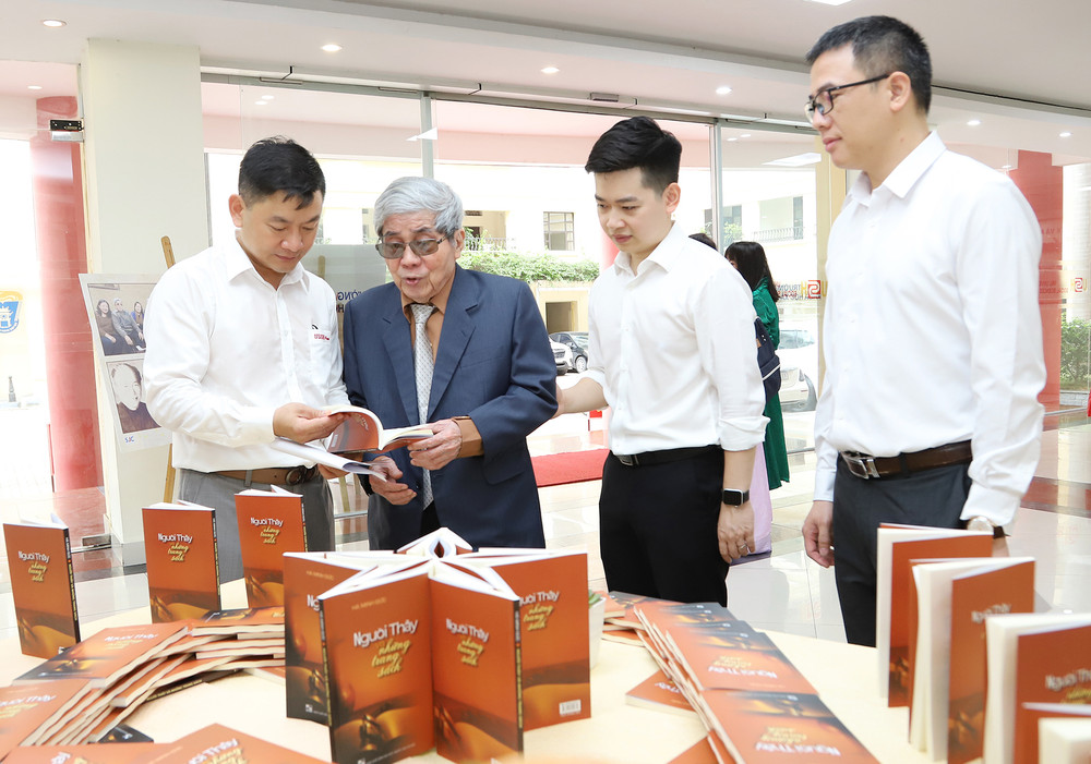Giáo sư Hà Minh Đức cùng các cán bộ, sinh viên của Viện đào tạo Báo chí-Truyền thông (Trường đại học Khoa học xã hội và Nhân văn) bên cuốn sách mới “Người thầy và những trang sách”. Giáo sư Hà Minh Đức cùng các cán bộ, sinh viên của Viện đào tạo Báo chí-Truyền thông (Trường đại học Khoa học xã hội và Nhân văn) bên cuốn sách mới “Người thầy và những trang sách”.