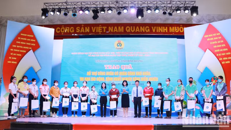 Các đại biểu và ban tổ chức trao quà cho công nhân lao động có hoàn cảnh khó khăn, tai nạn lao động, bệnh nghề nghiệp, bệnh hiểm nghèo.