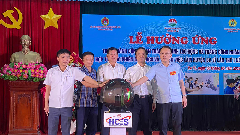 Các đại biểu bấm nút khai mạc chương trình. (Ảnh: HCES)