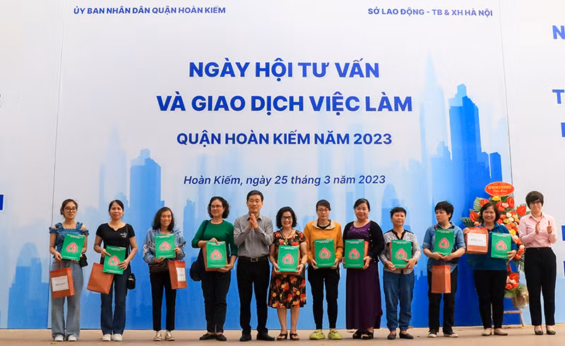 Trao hợp đồng vay vốn tạo việc làm tại phiên giao dịch việc làm quận Hoàn Kiếm, Hà Nội, tháng 3/2023. (Ảnh: Nhật Quang)