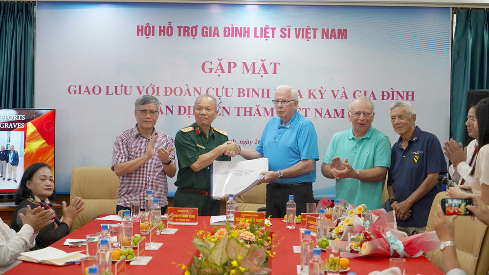Đoàn cựu binh Hoa Kỳ trao 20 bộ hồ sơ cho các cơ quan chức năng Việt Nam.
